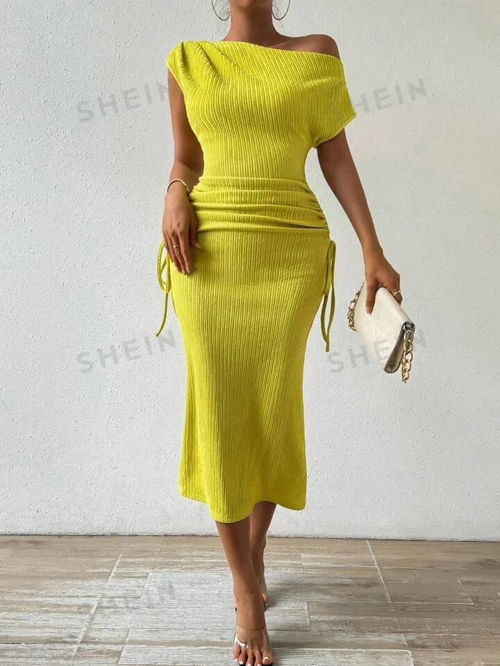 Irregular shoulder ruched dress in green