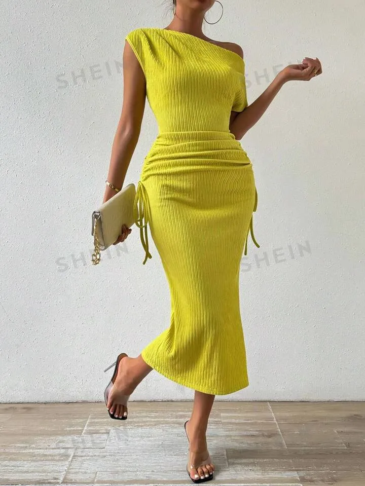 Irregular shoulder ruched dress in green