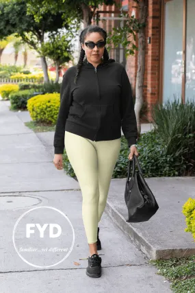 Size Inclusive Leggings with pockets in pastel yellow