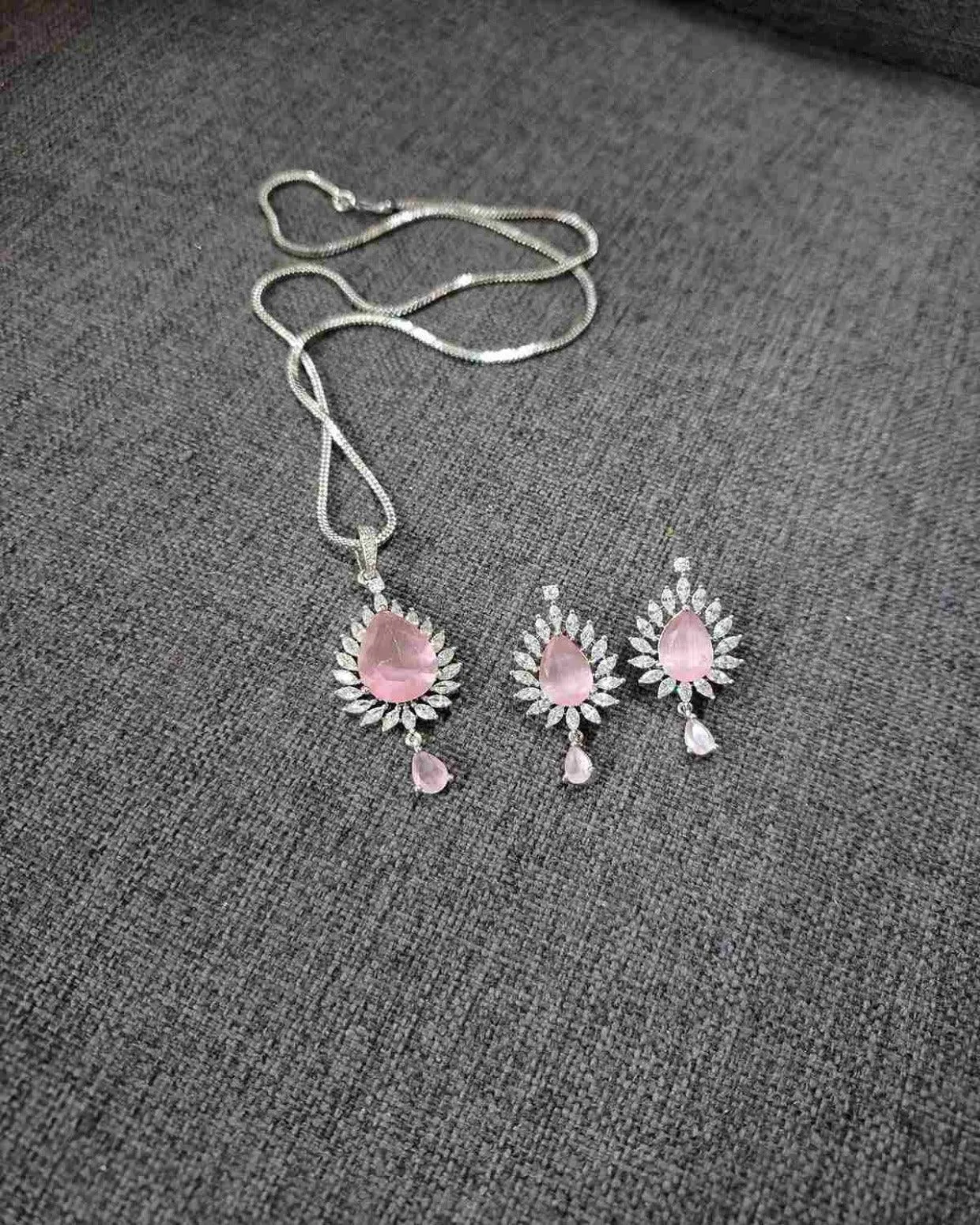 Zevarly Preity Shape Pendant Set with Chain