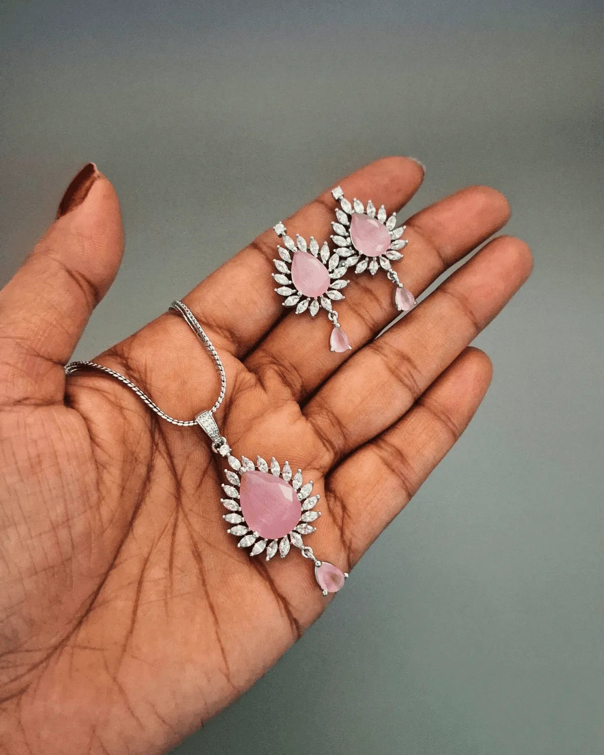 Zevarly Preity Shape Pendant Set with Chain
