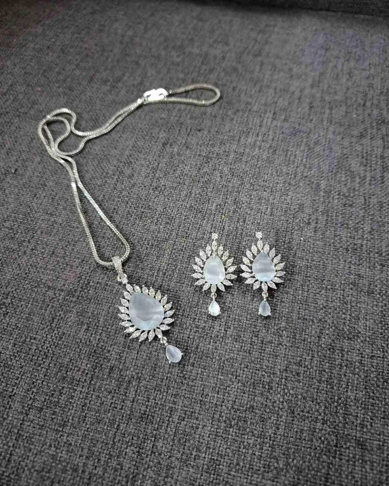 Zevarly Preity Shape Pendant Set with Chain