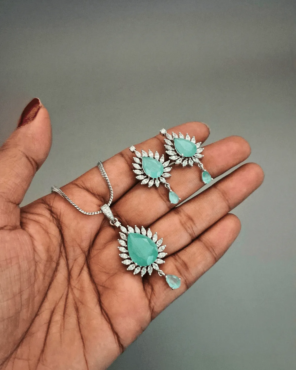 Zevarly Preity Shape Pendant Set with Chain