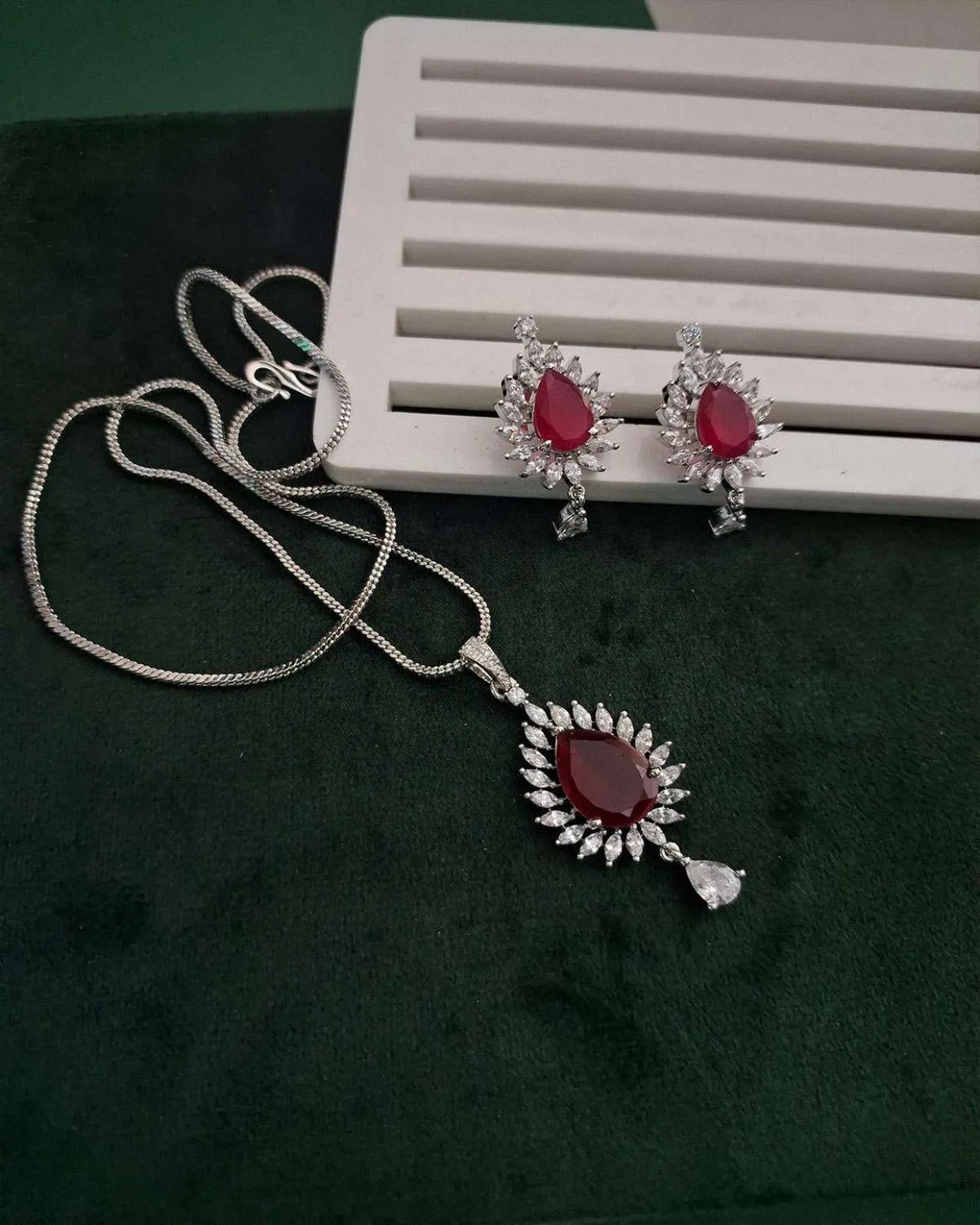 Zevarly Preity Shape Pendant Set with Chain