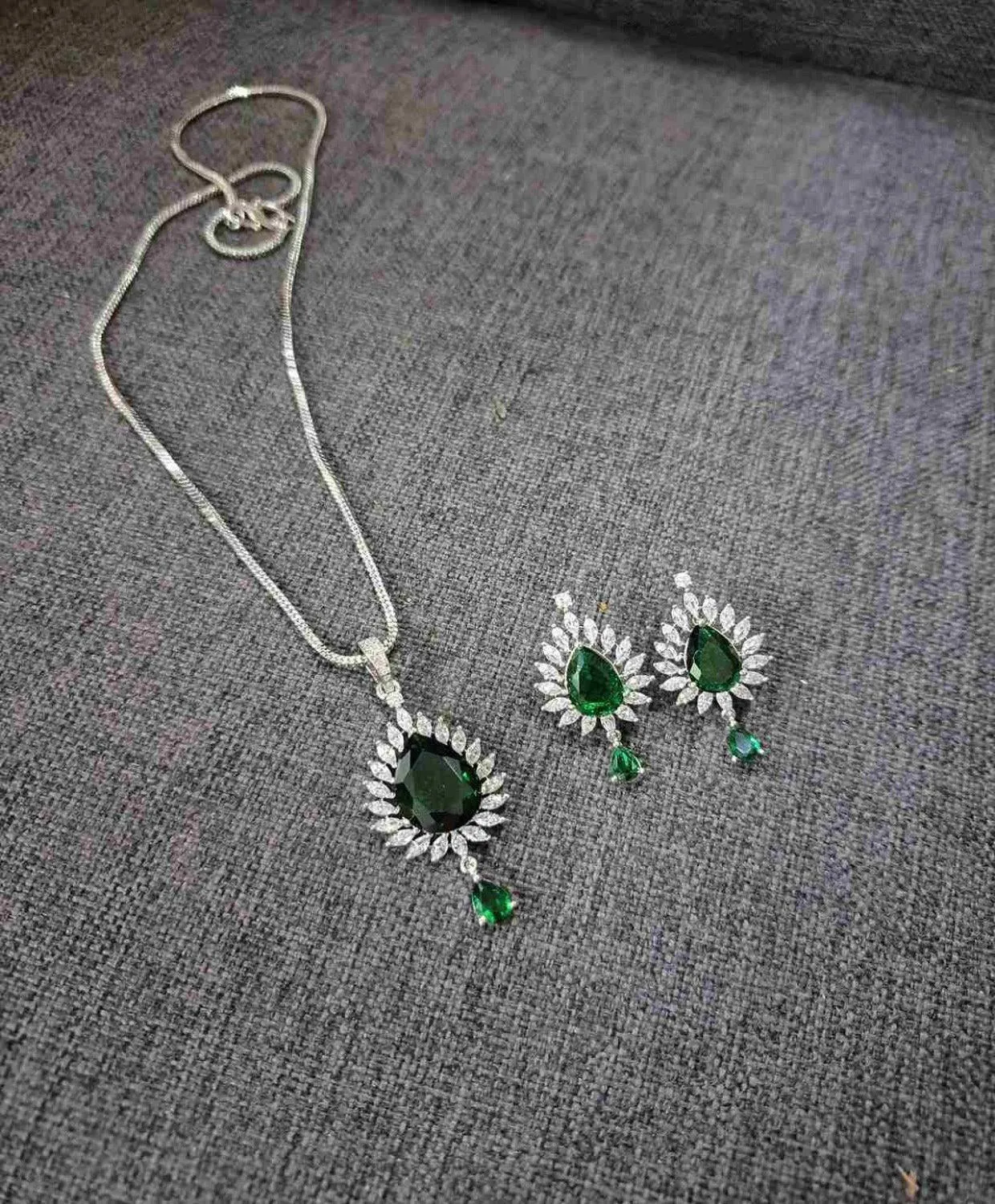 Zevarly Preity Shape Pendant Set with Chain